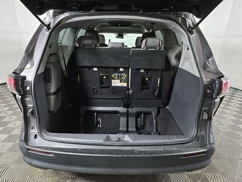 Used 2021 Toyota Sienna LE FWD image 28