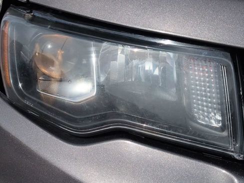 Used 2017 Jeep Grand Cherokee Altitude AWD/4WD image 7