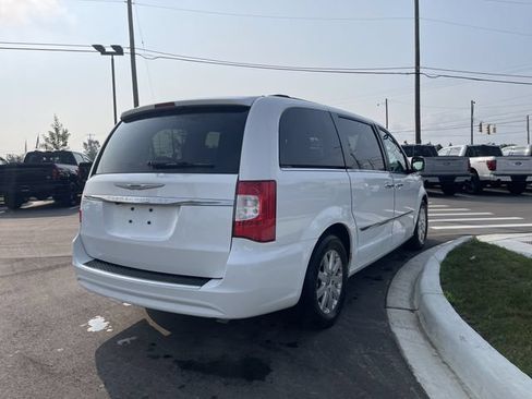 Used 2016 Chrysler Town & Country Touring w/ Driver Convenience Group FWD image 5
