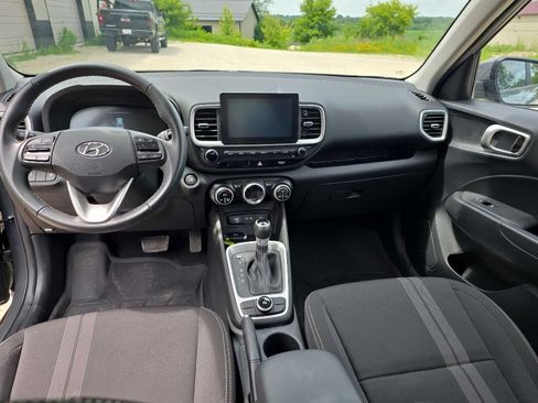 Used 2025 Hyundai Venue SEL FWD image 13