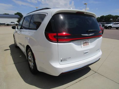 Used 2022 Chrysler Pacifica Limited FWD image 7