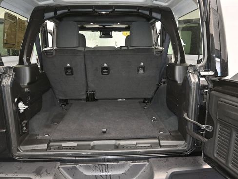 Used 2025 Jeep Wrangler Unlimited Sahara AWD/4WD image 11