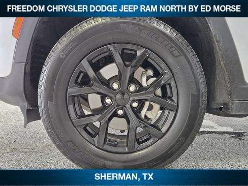 Used 2025 Jeep Grand Cherokee Altitude AWD/4WD image 7