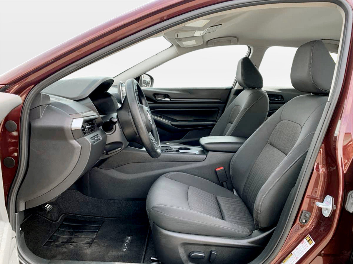 Used 2025 Nissan Altima 2.5 SV FWD image 15