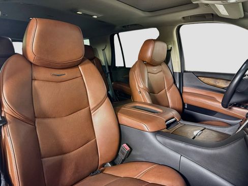 Used 2020 Cadillac Escalade Luxury RWD image 16