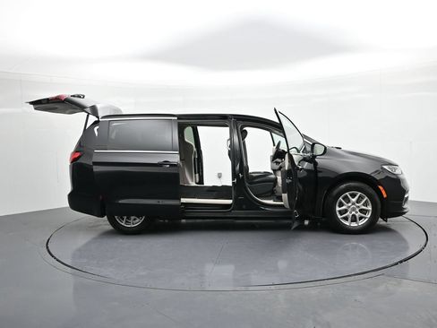 Used 2024 Chrysler Pacifica Touring-L FWD image 25