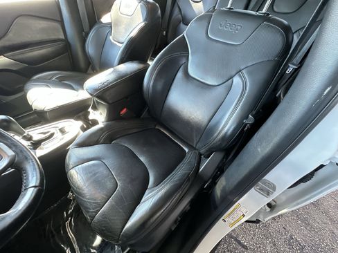 Used 2019 Jeep Cherokee Limited image 13