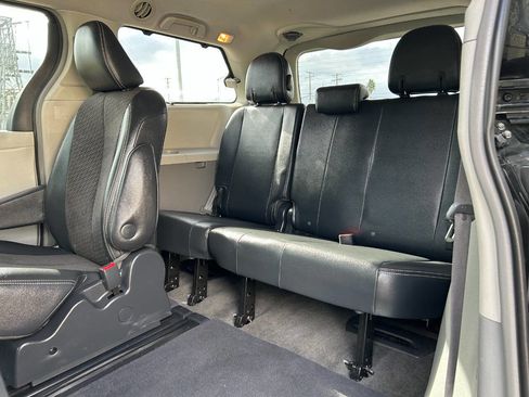 Used 2011 Toyota Sienna SE image 16
