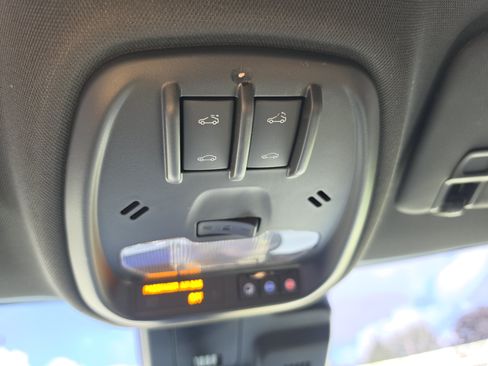 Used 2025 Chevrolet Trax RS w/ Sunroof Package FWD image 34
