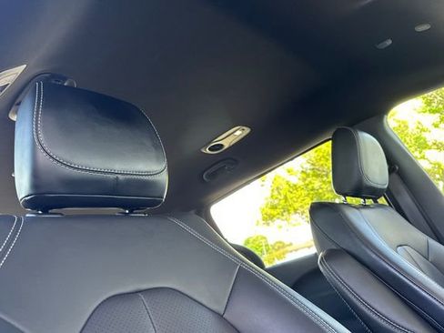 Used 2025 Chrysler Pacifica Select image 17