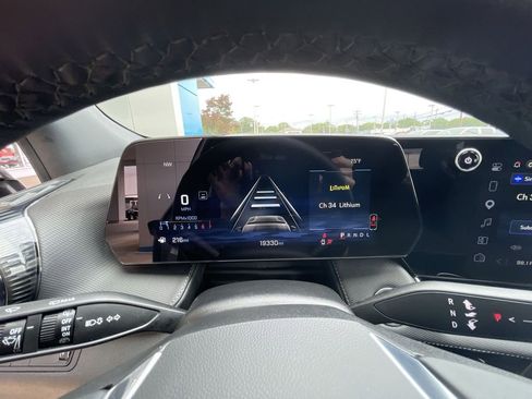 Used 2025 Chevrolet Equinox LT w/ Safety and Technology Package FWD image 12