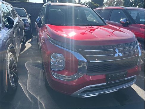 Used 2025 Mitsubishi Outlander SEL image 2