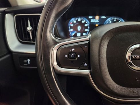 Used 2018 Volvo XC60 T6 Momentum w/ Convenience Package image 28