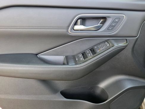 Used 2025 Nissan Rogue Platinum FWD image 16