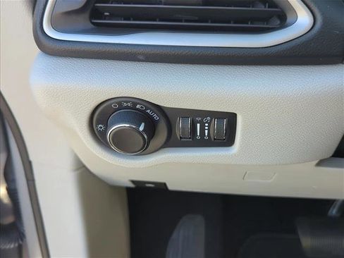 Used 2021 Chrysler Voyager Lxi image 12