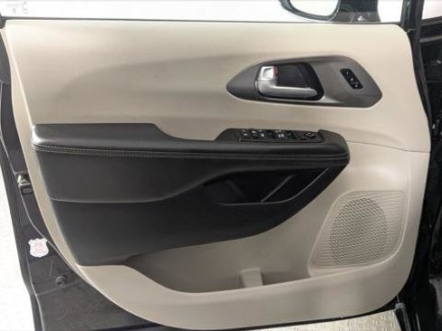 Used 2024 Chrysler Pacifica Touring-L image 13