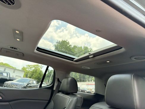 Used 2020 GMC Acadia SLT FWD image 23