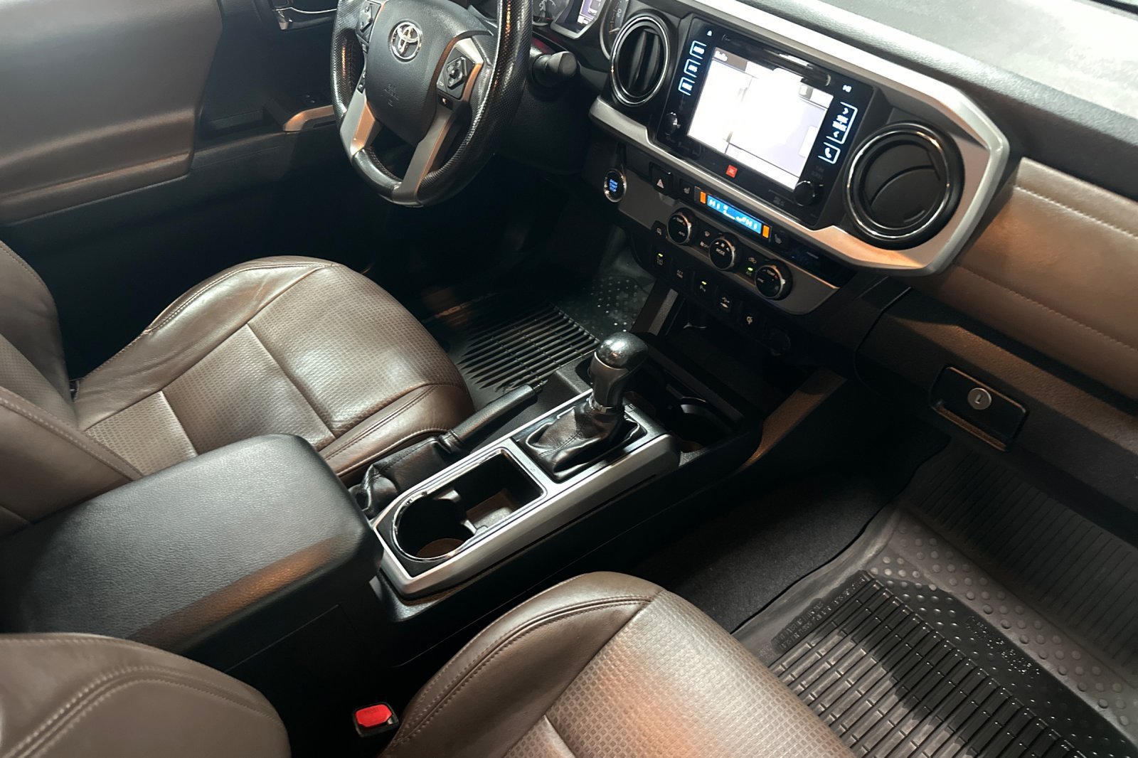 Used 2016 Toyota Tacoma Limited w/ Towing Package RWD image 18