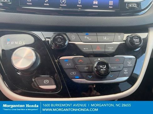 Used 2024 Chrysler Pacifica Touring-L FWD image 21