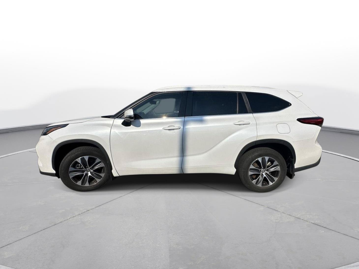 Used 2023 Toyota Highlander XLE FWD image 9