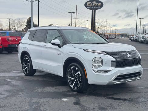 Used 2023 Mitsubishi Outlander SEL image 3