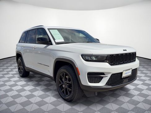 Used 2025 Jeep Grand Cherokee Altitude AWD/4WD image 7