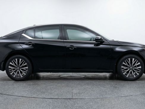 Used 2025 Nissan Altima 2.5 SV image 11