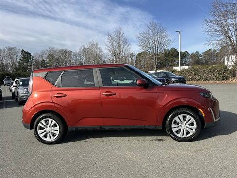 Used 2023 Kia Soul LX image 6