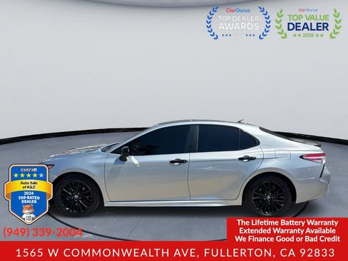 Used 2020 Toyota Camry SE w/ Carpet Mat Package FWD image 1
