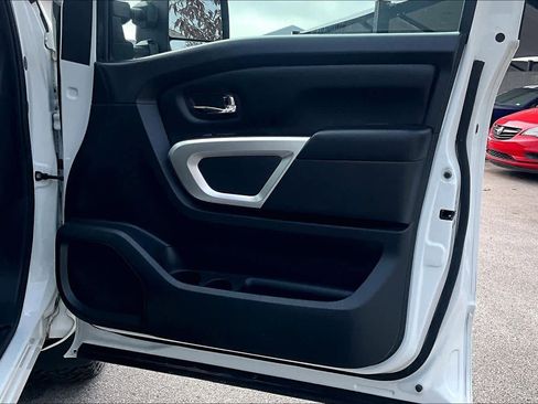 Used 2020 Nissan Titan SV w/ SV Convenience Package image 21