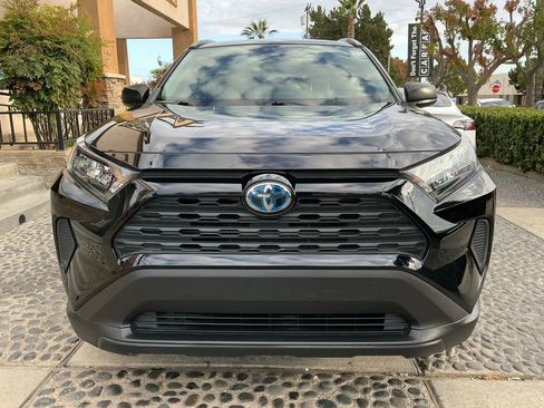 Used 2021 Toyota RAV4 LE AWD/4WD image 2