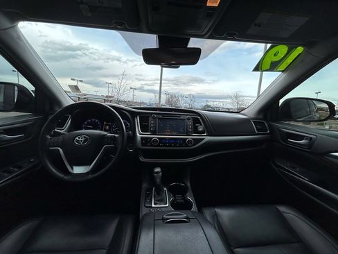 Used 2019 Toyota Highlander XLE FWD image 13