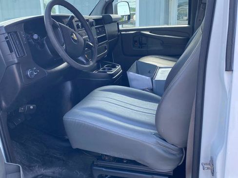Used 2010 Chevrolet Express 1500 RWD image 9