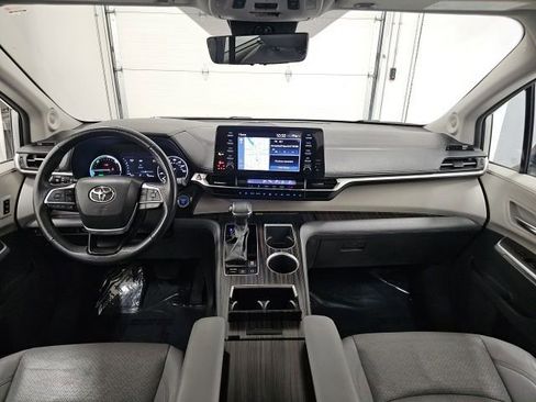 Used 2024 Toyota Sienna Limited image 34