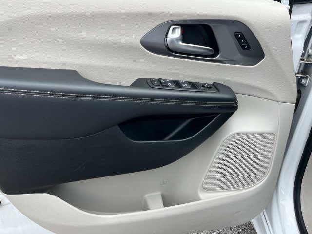Used 2023 Chrysler Pacifica Touring-L FWD image 28
