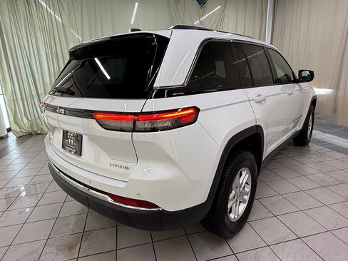 Used 2023 Jeep Grand Cherokee Laredo w/ Luxury Tech Group I AWD/4WD image 5