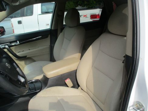Used 2011 Kia Sorento LX w/ Convenience Pkg image 9