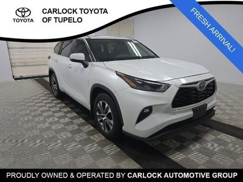 Used 2023 Toyota Highlander XLE FWD image 3