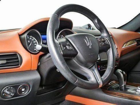 Used 2017 Maserati Levante w/ Luxury Package AWD/4WD image 3