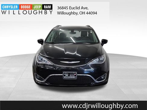 Used 2017 Chrysler Pacifica Touring-L FWD image 2