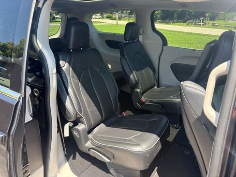 Used 2017 Chrysler Pacifica Limited w/ UConnect Theater Package FWD image 27