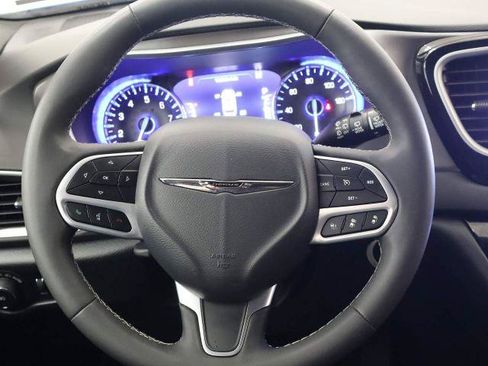 Used 2025 Chrysler Pacifica Select FWD image 39