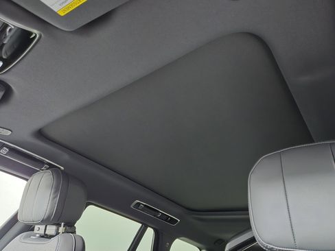 New 2025 Land Rover Range Rover SE image 13