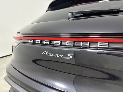 Certified 2022 Porsche Macan S AWD/4WD image 19