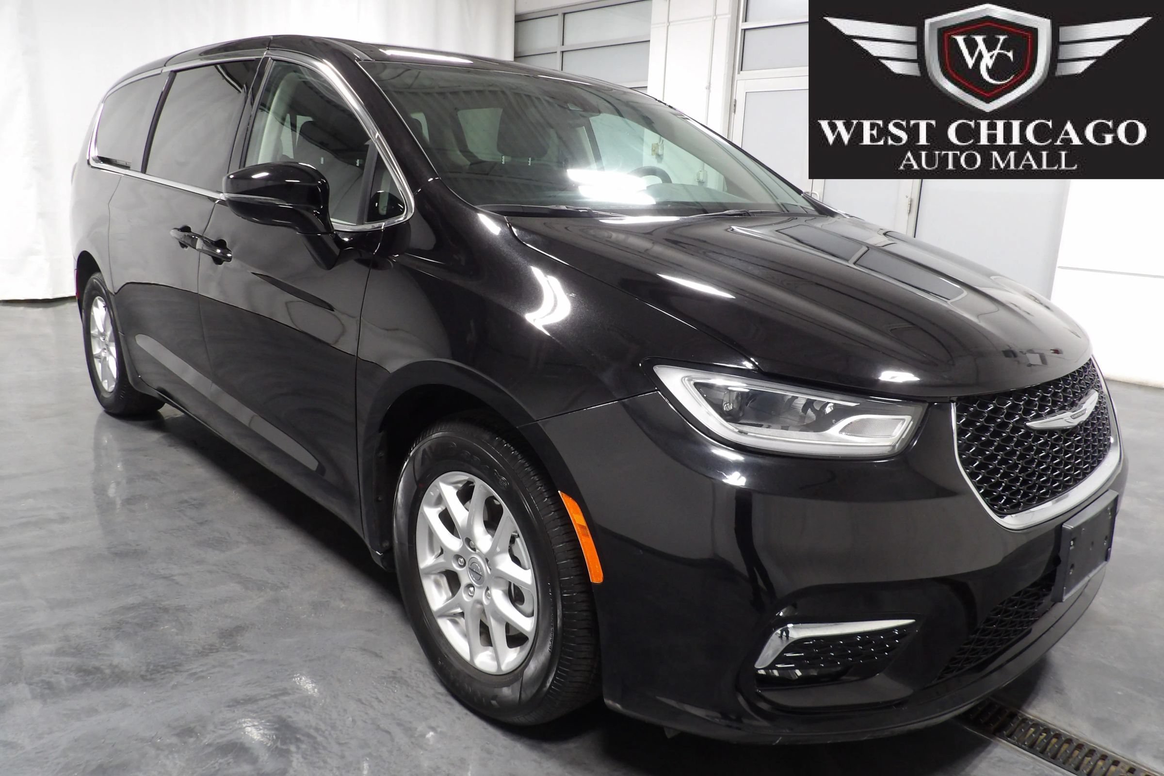 Used 2024 Chrysler Pacifica Limited FWD image 1