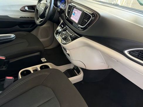 Used 2023 Chrysler Voyager LX FWD image 18