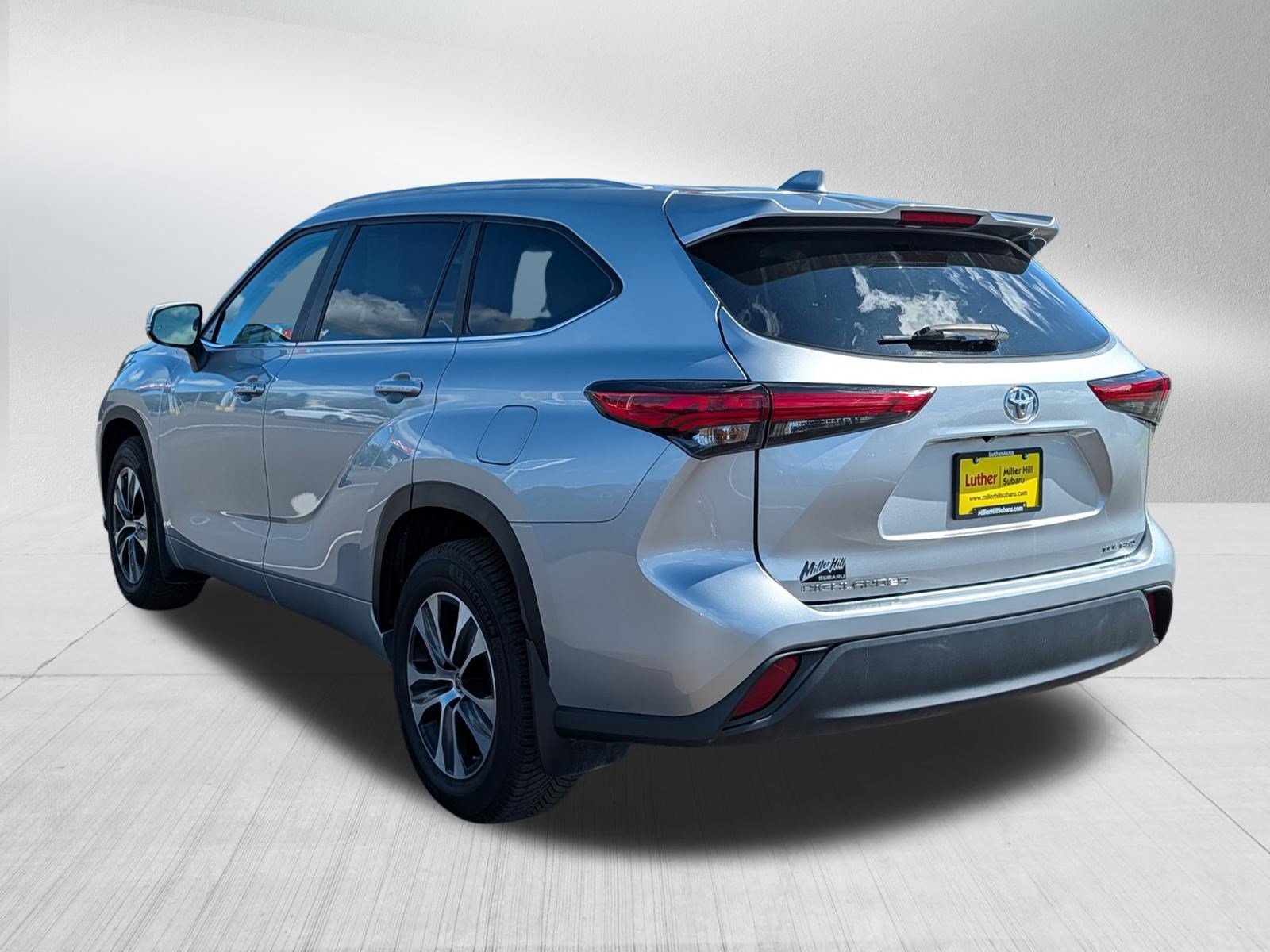 Used 2023 Toyota Highlander XLE AWD/4WD image 5