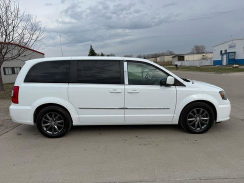 Used 2014 Chrysler Town & Country S image 4