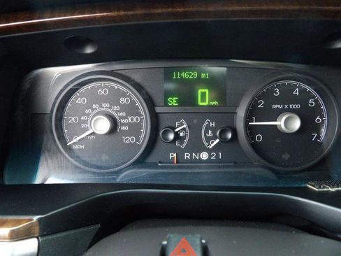 Used 2006 Lincoln Town Car Signature Limited image 20