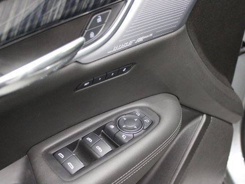 Used 2025 Cadillac XT6 Premium Luxury image 17
